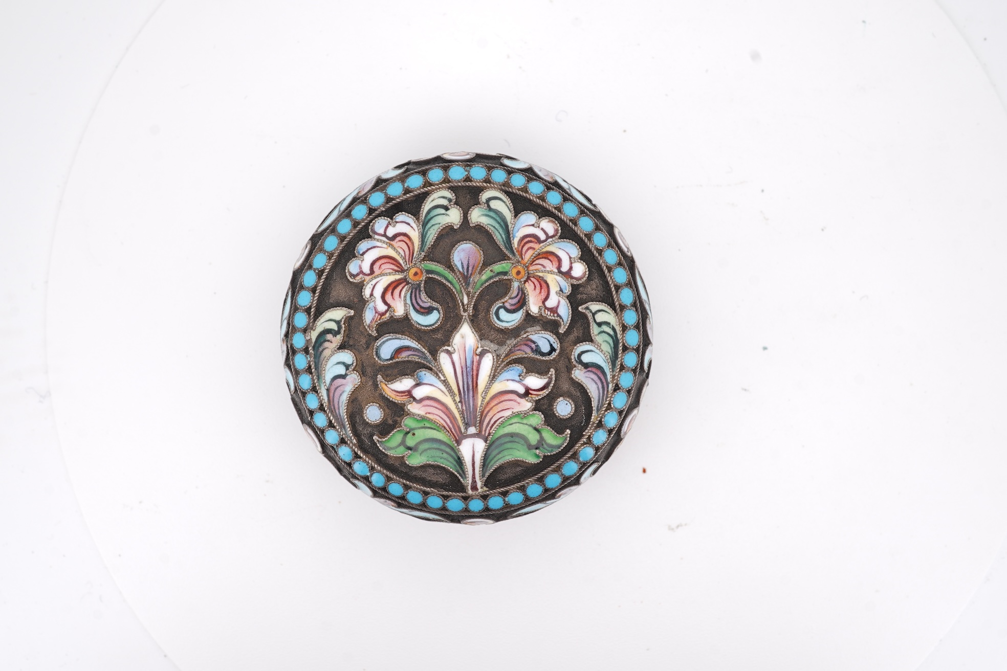 A late 19th/early 20th century Russian 84 zolotnik and polychrome cloisonne enamel circular pill box, diameter 45mm.